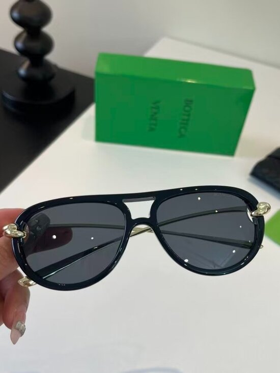 Bottega Veneta Black Aviator Sunglasses with Signature Gold Knots main image 8